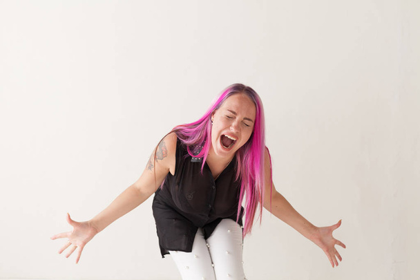 het meisje met het roze haar schreeuwen hysterics - Foto, afbeelding