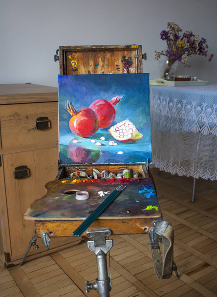 Скетчбук з живописом, палітрою, фарбами та пензлями
 - Фото, зображення