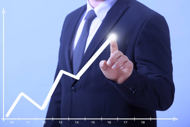 Business Man showing profit chart - Foto, immagini