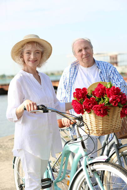 Happy senior couple with bicycles - Zdjęcie, obraz