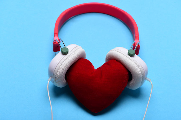 Ocio, música y concepto de San Valentín. Auriculares para música
 - Foto, Imagen