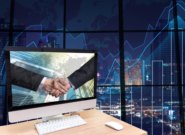 beeldscherm met een handdruk tussen zakenman op scherm - Foto, afbeelding
