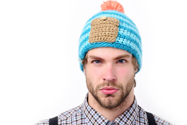 Γενειοφόρος άνδρας με αυτοπεποίθηση πρόσωπο. Ο άνθρωπος με το καπέλο χειμώνα - Φωτογραφία, εικόνα