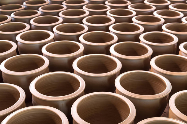 Rijen van keramische potten - Foto, afbeelding