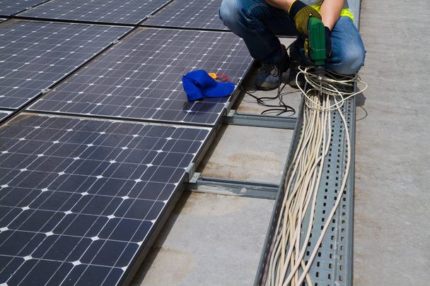 plaatsing van fotovoltaïsche panelen op een dak van een gebouw - Foto, afbeelding
