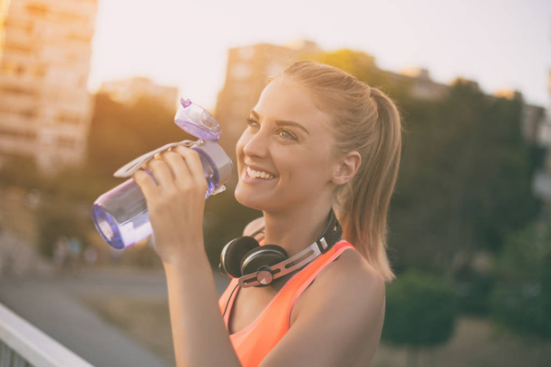 sportliche Frau trinkt Wasser - Foto, Bild