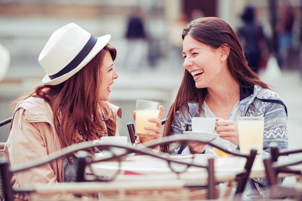 vriendinnen met koffie in Cafe - Foto, afbeelding