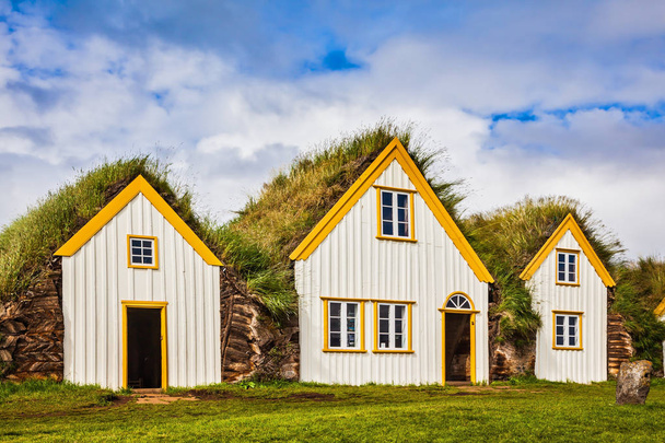 villaggio di case coperte di erba e tappeto erboso
  - Foto, immagini