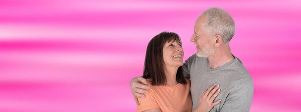 Felice coppia di anziani che si abbracciano
 - Foto, immagini
