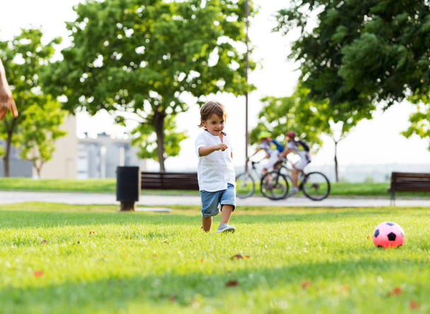 The little boy playing with ball in the park. - Foto, Imagen