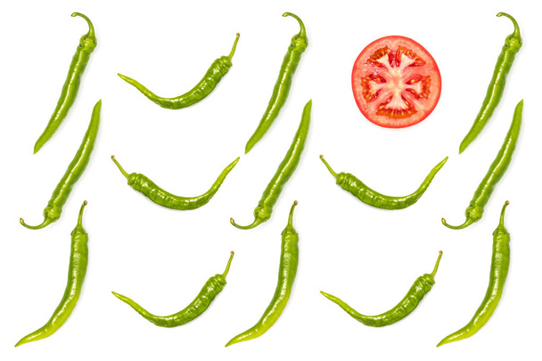 pimentas verdes e fatia de tomate
 - Foto, Imagem