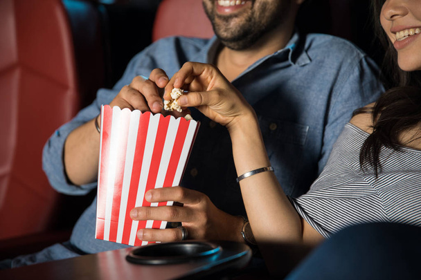Пара ест попкорн в кино
 - Фото, изображение