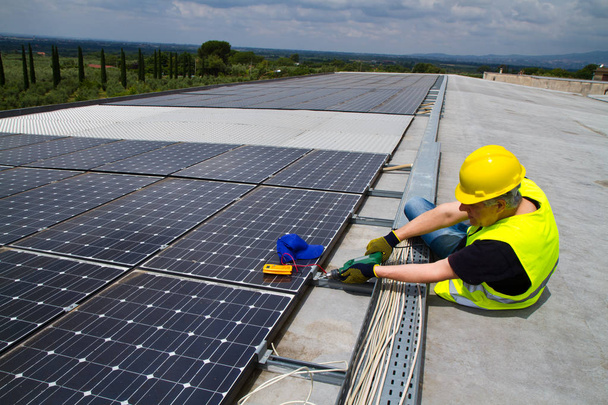 fotovoltaik paneller ile yetenekli workerworking - Fotoğraf, Görsel