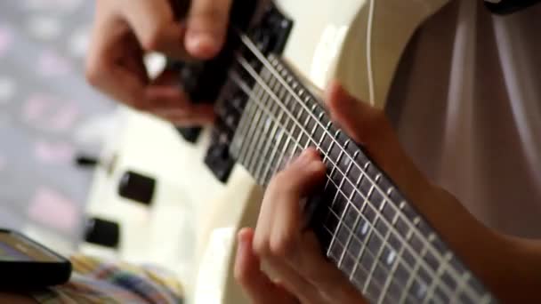 Handen een elektrische gitaar spelen - Video