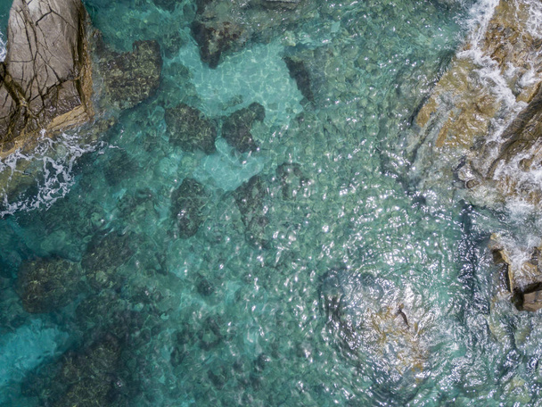 海の岩の空中写真。透明な水の上から見た海底の概要 - 写真・画像