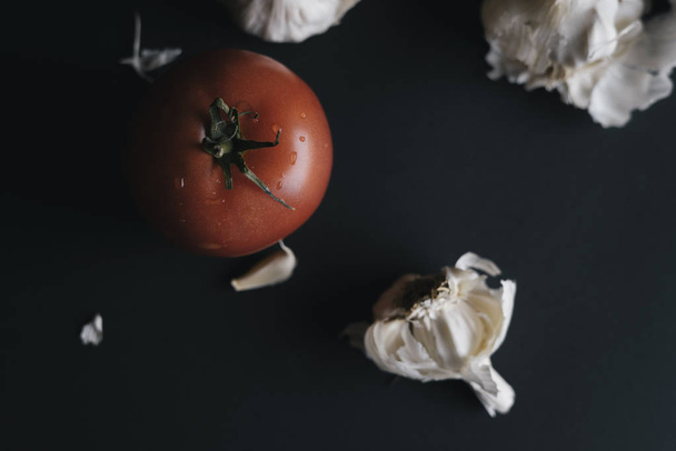 Frische Tomaten und Knoblauch  - Foto, Bild