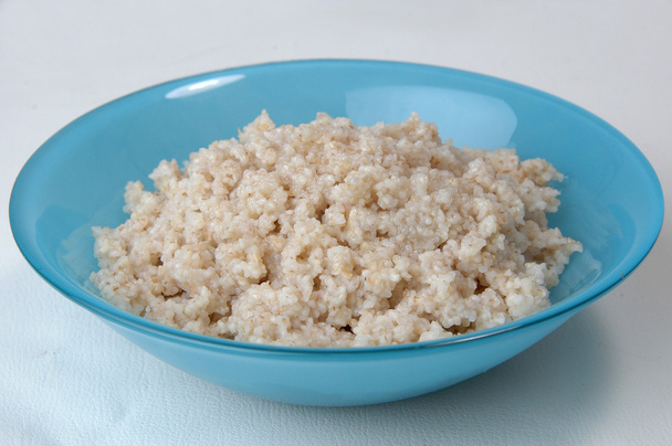 Gruaux porridge dans l'assiette
 - Photo, image