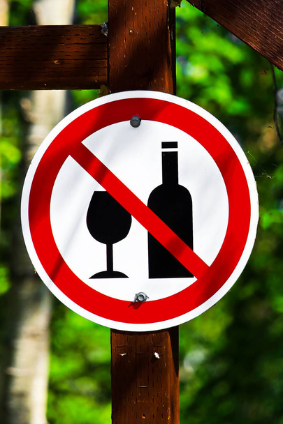 Een circulaire geen alcohol ondertekenen op een bericht - Foto, afbeelding