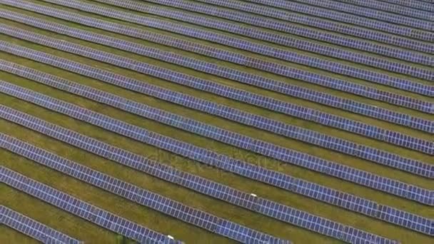Panele słoneczne na zielonej trawie z niebieskim niebem - Materiał filmowy, wideo