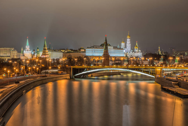 Russland, Nachtsicht auf den Fluss Moskva, die Brücke und den Kreml - Foto, Bild