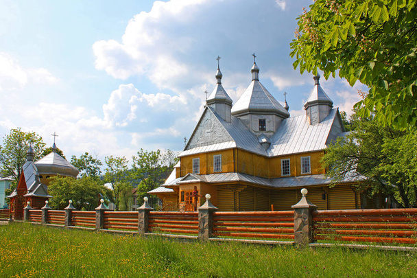 Успенська церква в Верховині, Україна - Фото, зображення