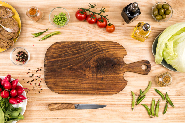 wooden cutting board and vegetables - Fotoğraf, Görsel