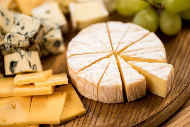 various cheese types and grapes - Valokuva, kuva