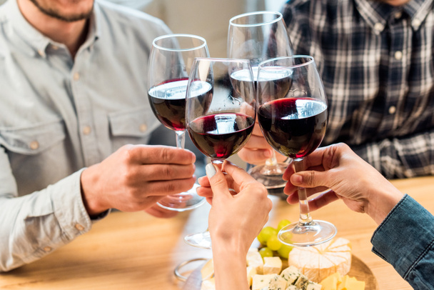 friends clinking glasses of wine - Foto, immagini