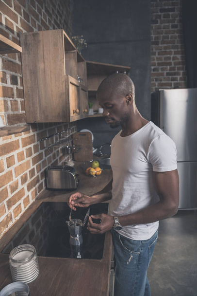 Hombre afroamericano preparando café
 - Foto, Imagen