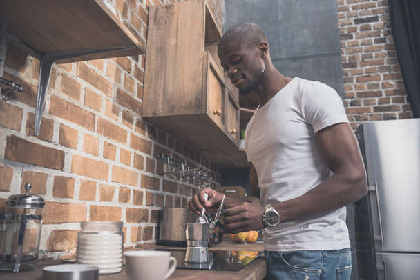 African american man przygotowanie kawy - Zdjęcie, obraz