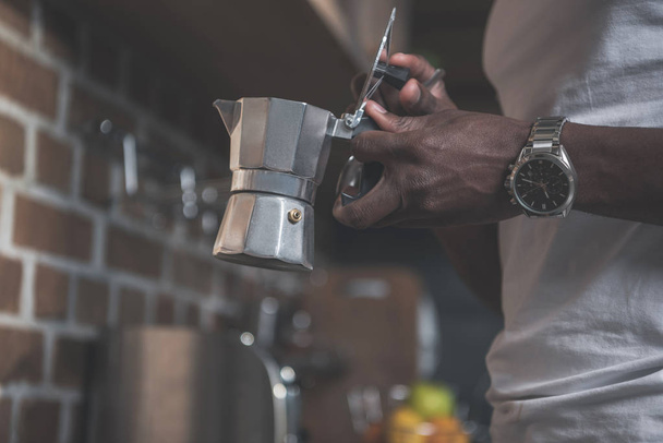 African american man preparing coffee - Foto, Imagem