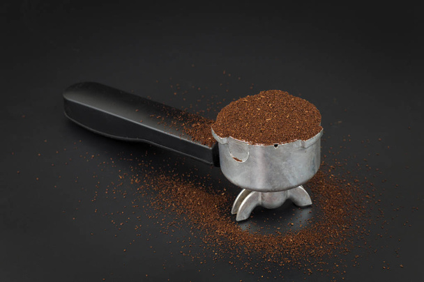 Soporte de filtro Espresso para cafetera sobre fondo negro con espacio para copiar
 - Foto, imagen