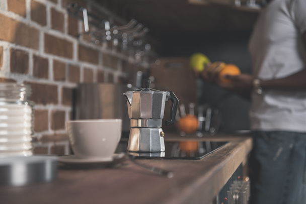 Filiżanka kawy i herbaty garnek na stole w kuchni - Zdjęcie, obraz