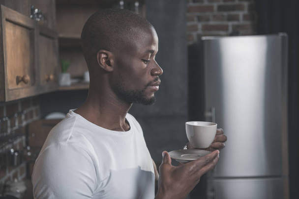 african american man with coffee  - Foto, afbeelding