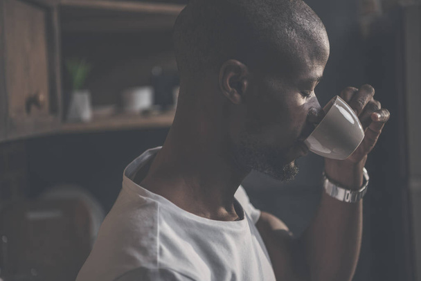 афроамериканський чоловік з кавою
  - Фото, зображення