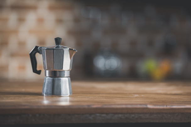 Kaffeekanne auf Holztisch in Küche - Foto, Bild