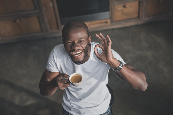 Američan Afričana muž s kávou  - Fotografie, Obrázek