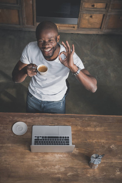 Američan Afričana s kávou a laptop  - Fotografie, Obrázek