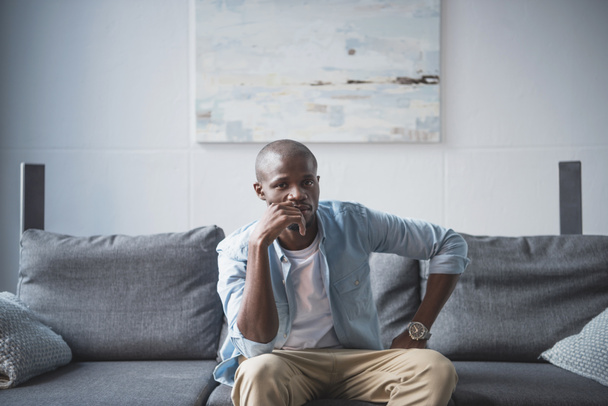 thinkful-afrikai amerikai férfi - Fotó, kép