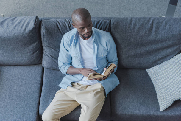 Afroamerykanin czyta książkę.  - Zdjęcie, obraz