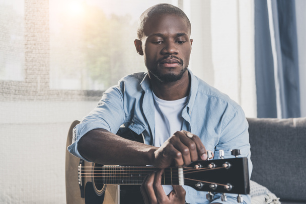 afroamerikai férfi gitárral - Fotó, kép