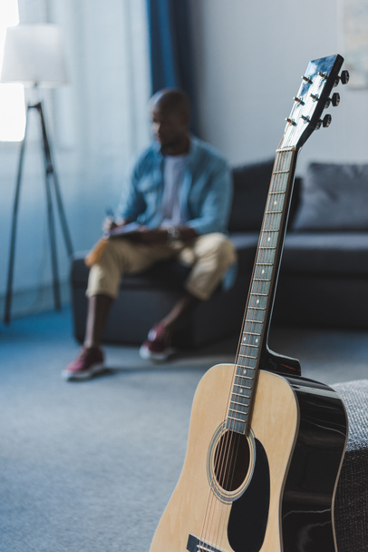 hombre afroamericano con guitarra - Foto, Imagen