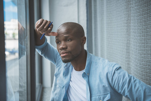 africano americano uomo guardando finestra
 - Foto, immagini