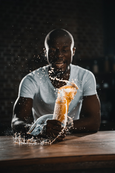 Αφρικανική αμερικανική άνθρωπος ρίξει το χυμό  - Φωτογραφία, εικόνα