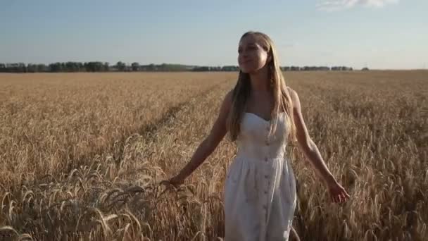Çok gülümseyen kadın rahatlatıcı buğday alanında - Video, Çekim