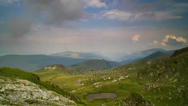 Bir yaz gününde Balkanlar'da güzel dağ panorama - Video, Çekim