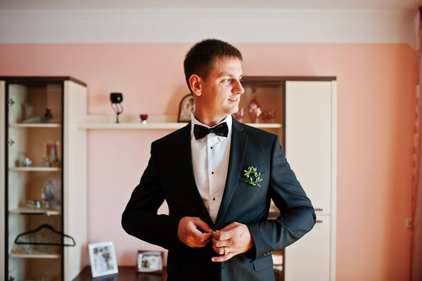 Portrait of an attractive groom dressing up for his wedding. - Foto, imagen