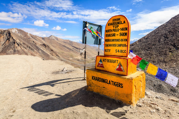 Khardungla Top - de hoogste motorable pass in de wereld - Foto, afbeelding