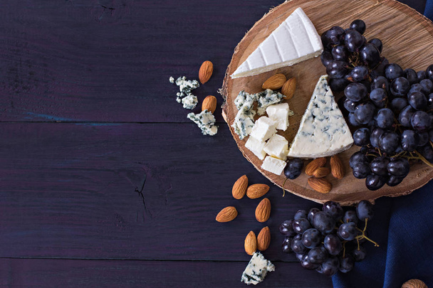 Snacks to wine. Grapes, cheese, nuts, olives. - Zdjęcie, obraz