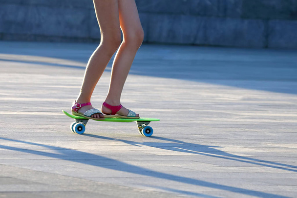 feet girls skateboarding in the city - Zdjęcie, obraz